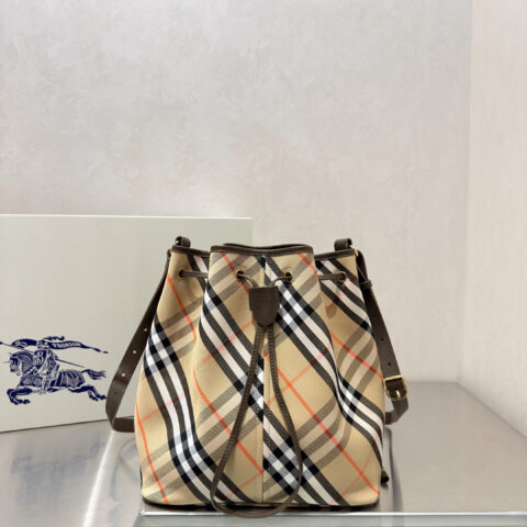 Burberry B家最新格纹包 型号8711