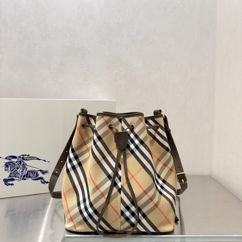 Burberry B家最新格纹包 型号8711