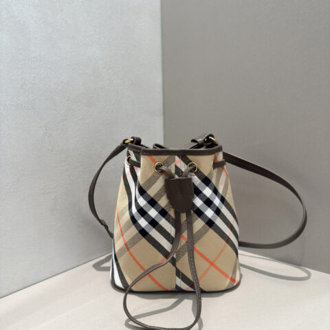 Burberry B家最新小桶包 型号0571