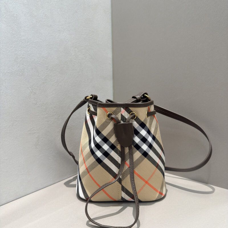 Burberry B家最新小桶包 型号0571