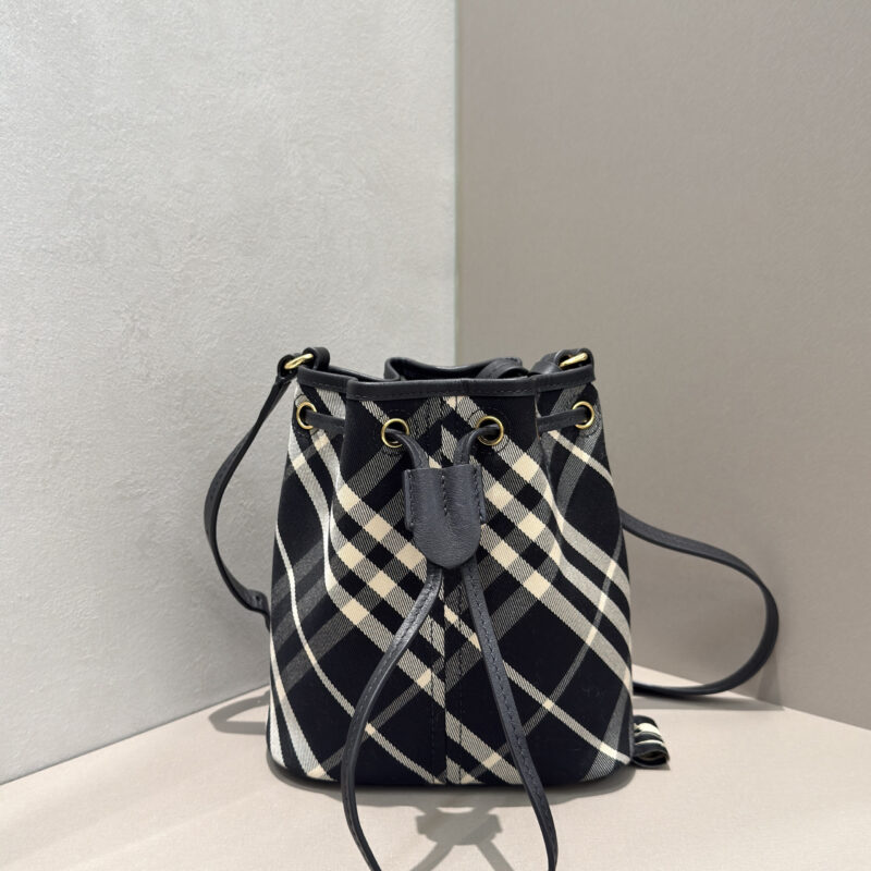 Burberry B家最新小桶包 型号0571