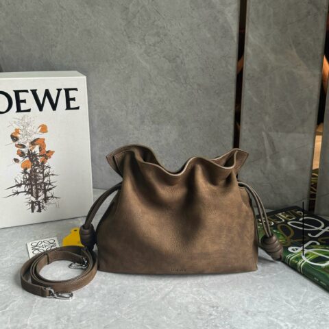 LOEWE 新款牛巴革福袋Flamenco 0800 棕褐色