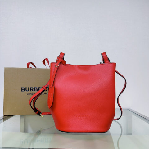 Burberry B家简约风格的斜背水桶包 型号1581 红色