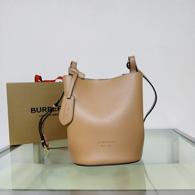 Burberry B家简约风格的斜背水桶包 型号1581