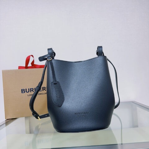 Burberry B家简约风格的斜背水桶包 型号1581