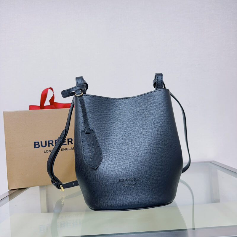 Burberry B家简约风格的斜背水桶包 型号1581