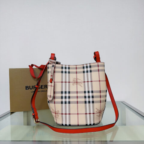 Burberry B家简约风格的斜背水桶包 型号1581
