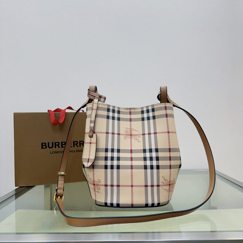 Burberry B家简约风格的斜背水桶包 型号1581