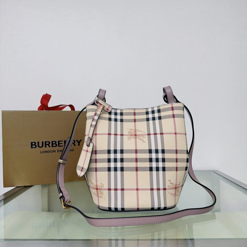 Burberry B家简约风格的斜背水桶包 型号1581