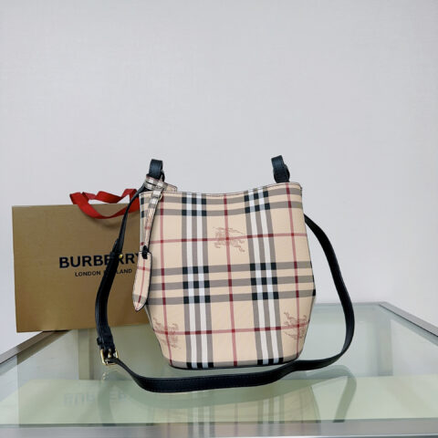 Burberry B家简约风格的斜背水桶包 型号1581
