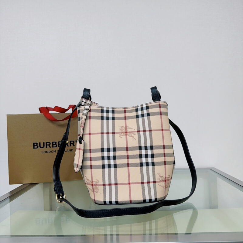 Burberry B家简约风格的斜背水桶包 型号1581