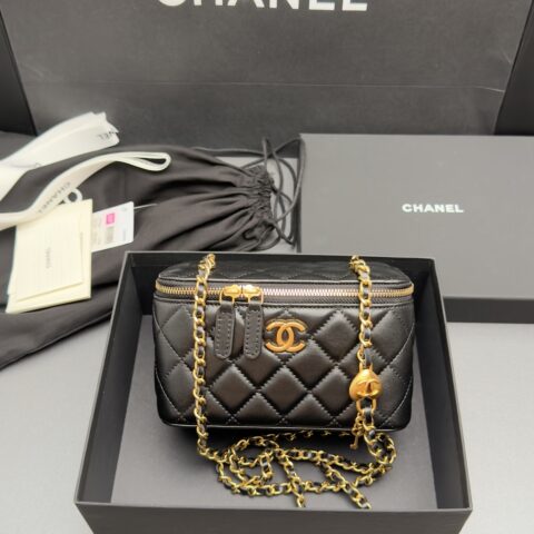 CHANEL 26P系列 爱心锁链化妆包/口红包 型号：AP 5064 黑色羊皮金扣