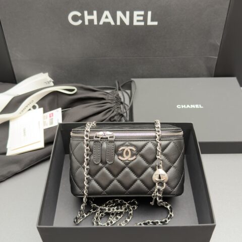 CHANEL 26P系列 爱心锁链化妆包/口红包 型号：AP 5064 黑色羊皮银扣