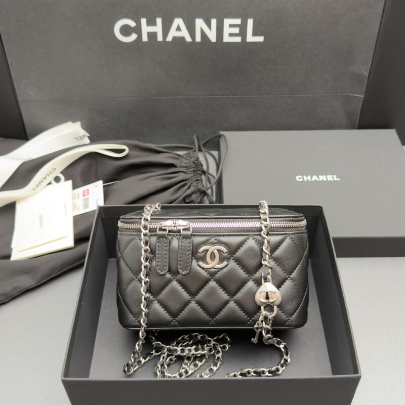 CHANEL 26P系列 爱心锁链化妆包/口红包 型号：AP 5064 黑色羊皮银扣