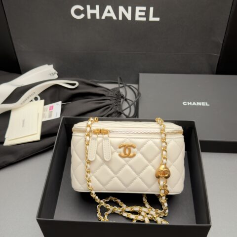 CHANEL 26P系列 爱心锁链化妆包/口红包 型号：AP 5064白色羊皮金扣