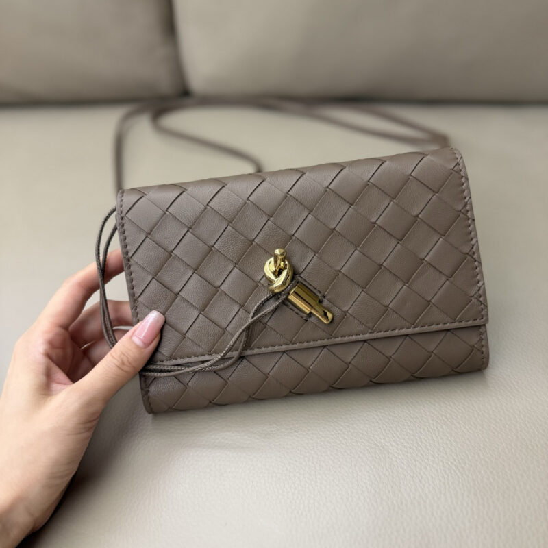 BV Andiamo Pouch 型号:836940 松果棕