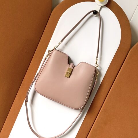 CELINE AAce新推出的camille 16 soft 款号：120693