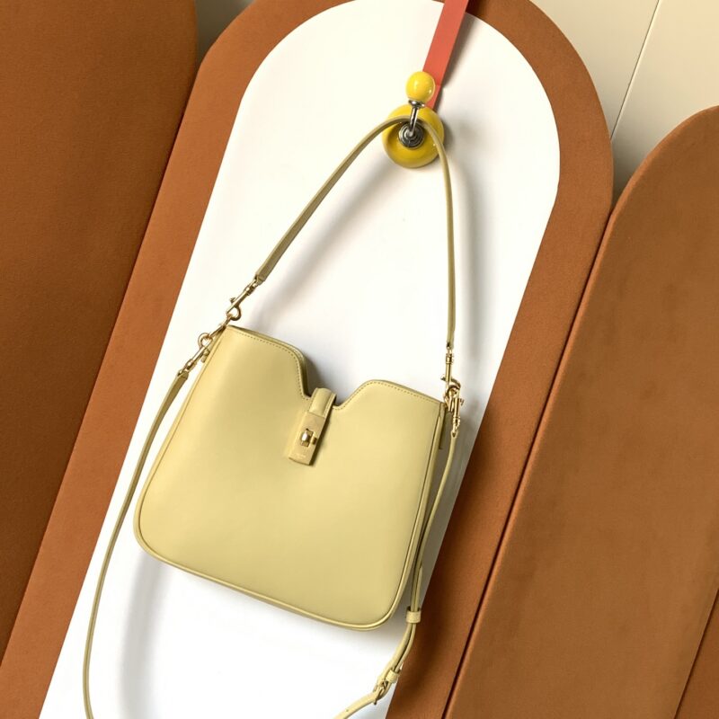 CELINE AAce新推出的camille 16 soft 款号:120693