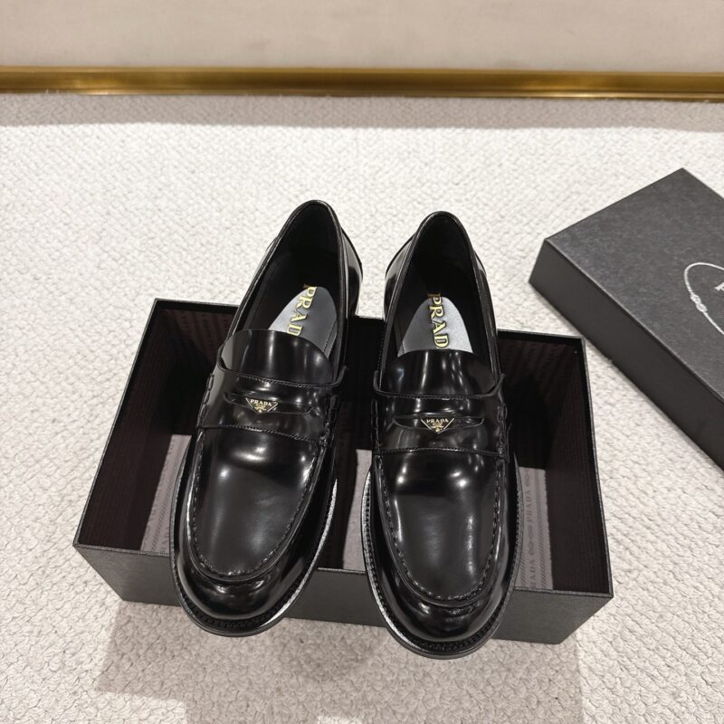 PRADA 新款男士一脚蹬乐福鞋 货号：2D B222  亮面牛皮