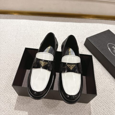 PRADA 新款男士一脚蹬乐福鞋 货号：2D B223
