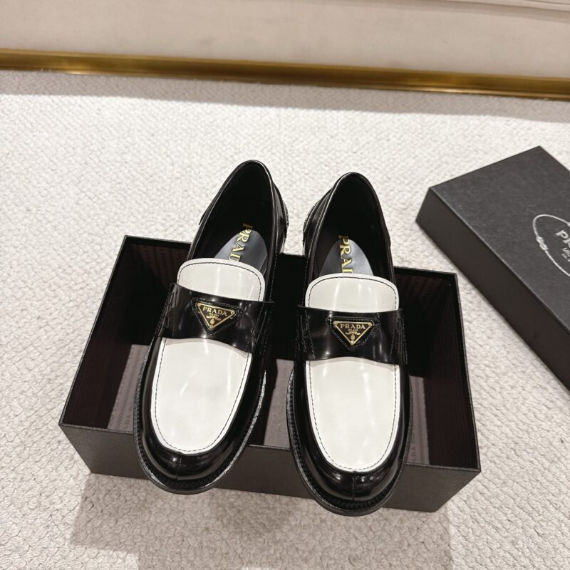 PRADA 新款男士一脚蹬乐福鞋 货号：2D B223
