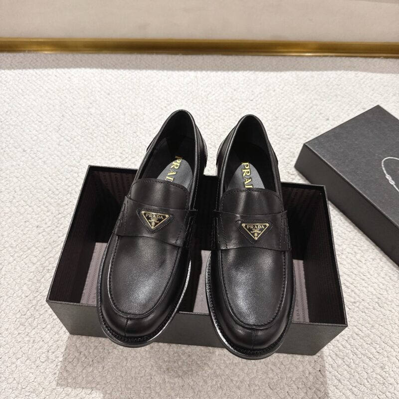 PRADA 新款男士一脚蹬乐福鞋 货号:2D B223