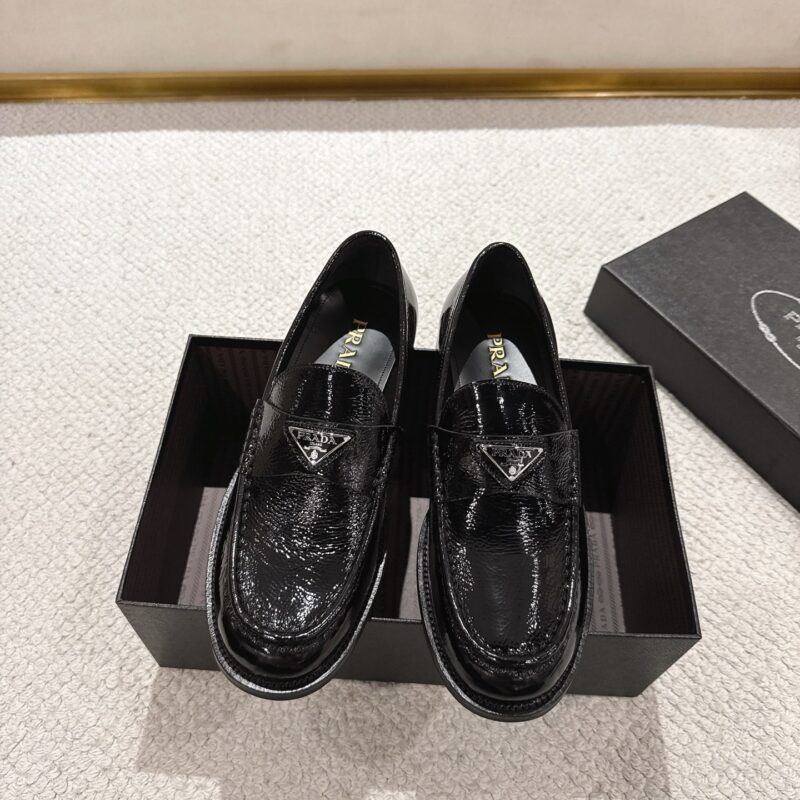 PRADA 新款男士一脚蹬乐福鞋 货号:2D B221