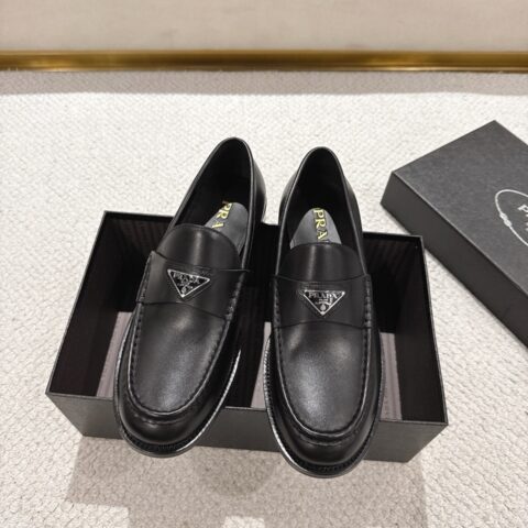 PRADA 新款男士一脚蹬乐福鞋 货号:2D B221