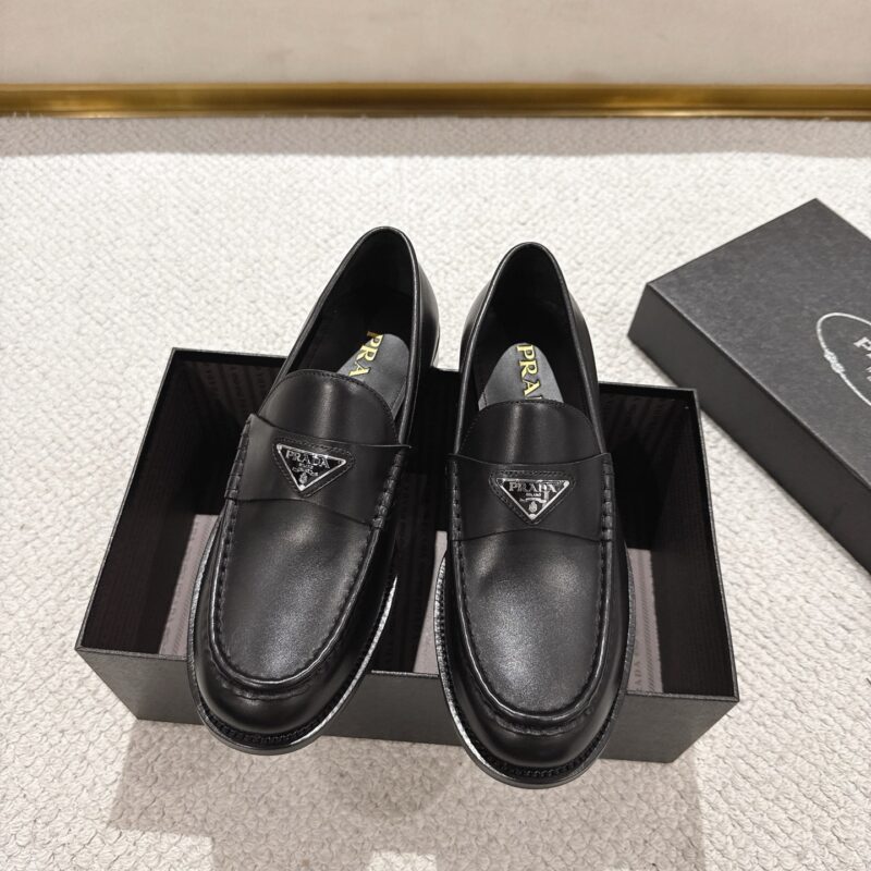 PRADA 新款男士一脚蹬乐福鞋 货号:2D B221