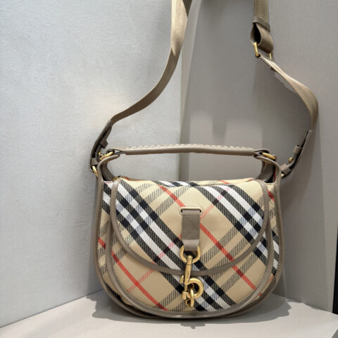 Burberry B家最新柔软立挺的信使包 型号1201