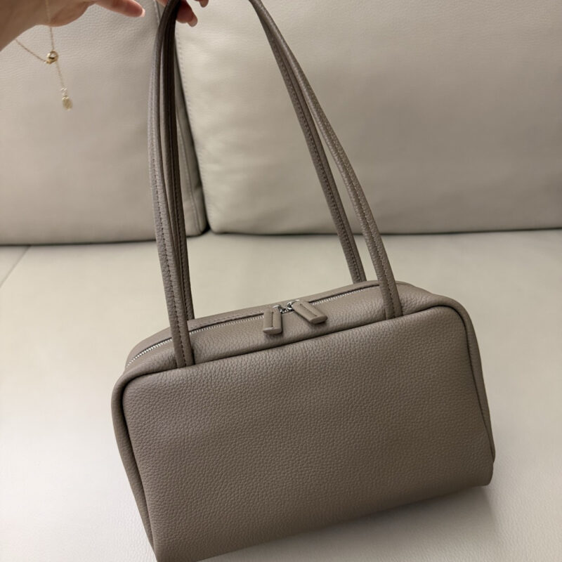 THE ROW  Astra Bag 保龄球包 摔纹 型号：TR1238 烟灰褐 小号