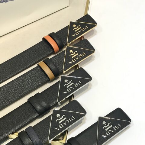 PRADA 搭配原版经典三角微标扣