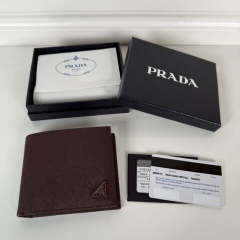 PRADA P家➡️男士短款钱包，波尔多红色，型号2M0513