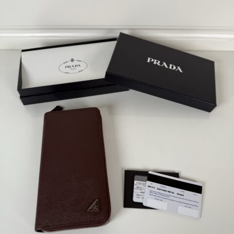 PRADA P家➡️男士十字纹皮夹，波尔多红色，型号2M1317