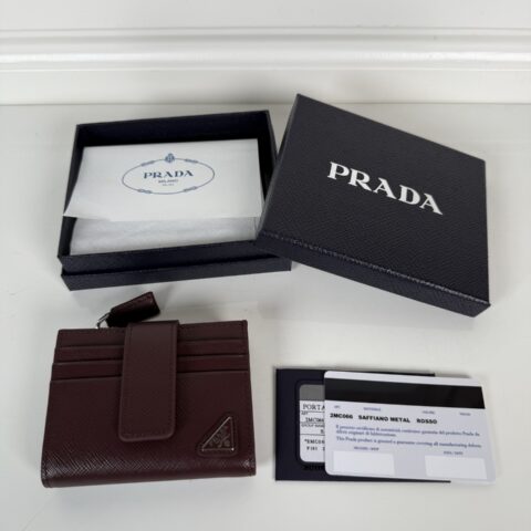 PRADA P家➡️最新三角微标卡包,型号2MC066,Saffiano十字纹皮