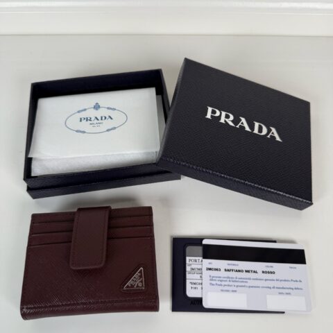 PRADA P家→男士对折式卡片夹，型号 2MC063