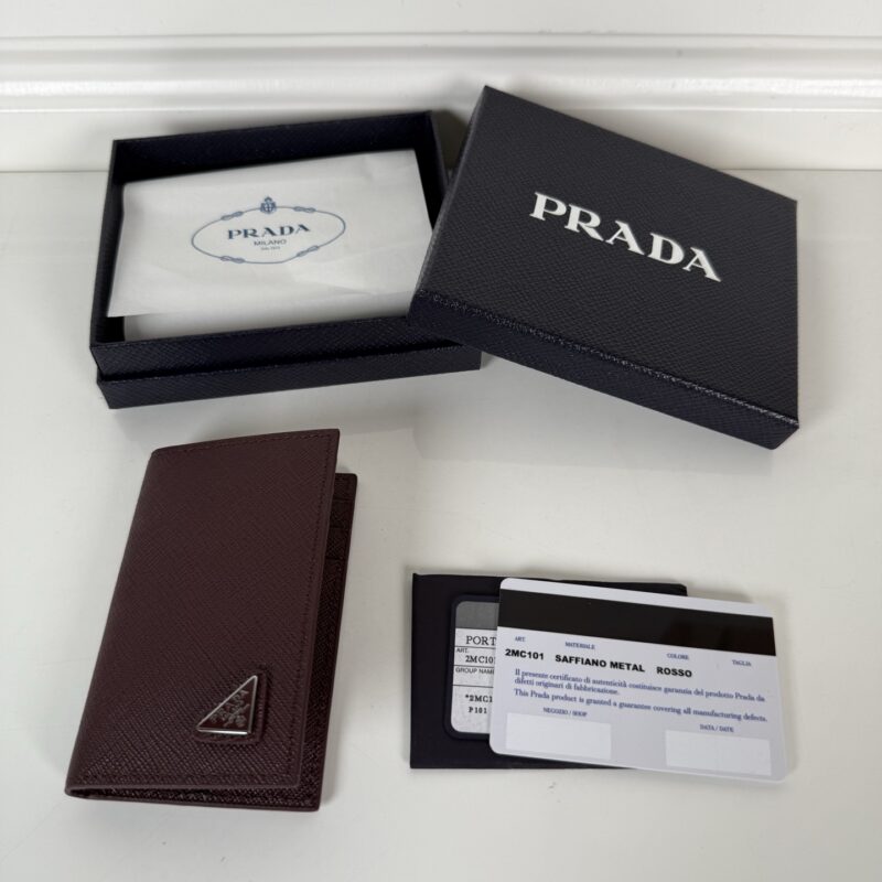 PRADA P家➡️十字纹卡夹，男女通用款，波尔多红色，型号2MC101