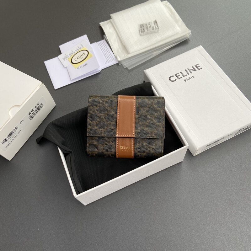 CELINE TRIOMPHE标志印花短款三折钱包 编号:10D572BZ9.04LU 572黃褐/老花