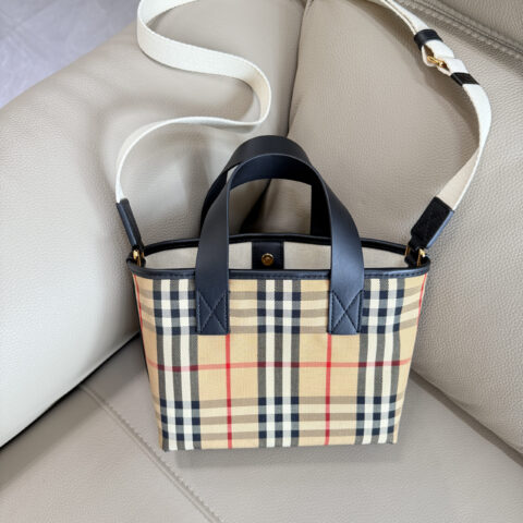 Burberry B家最新托特包 型号2461