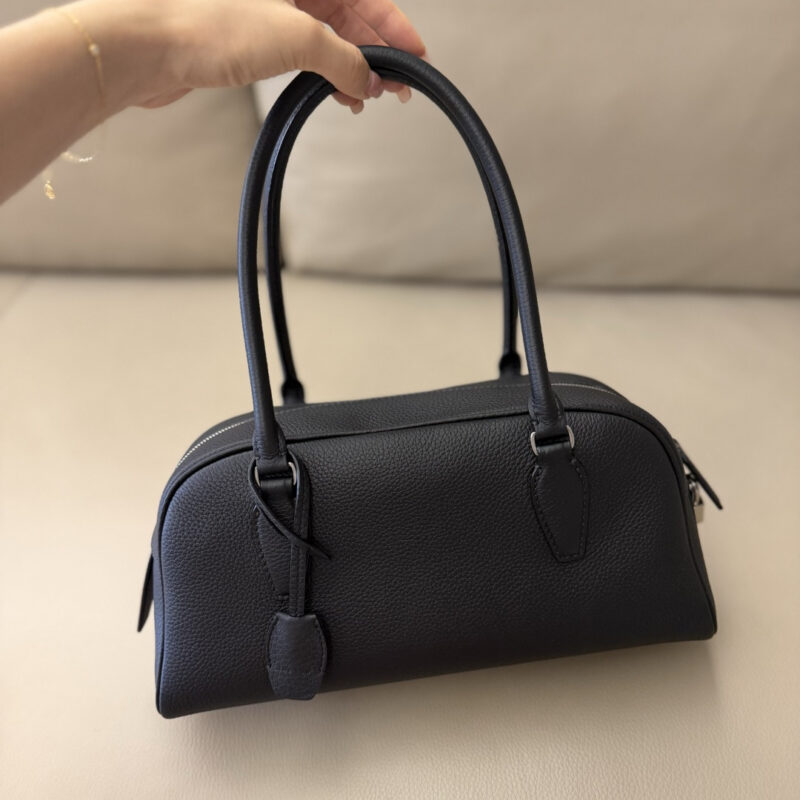 THE ROW E/W India Bag 型号：TR1239 摔纹黑色 小号