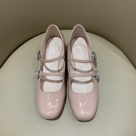 Roger Vivier 新款双钻扣玛丽珍 裸粉漆皮