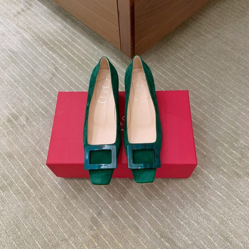 Roger vivier 贝母扣胎牛单鞋