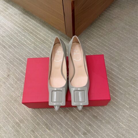 Roger vivier in the Gitr裹皮饰扣漆皮高跟鞋 铁灰