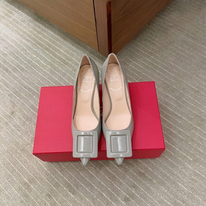 Roger vivier in the Gitr裹皮饰扣漆皮高跟鞋 铁灰