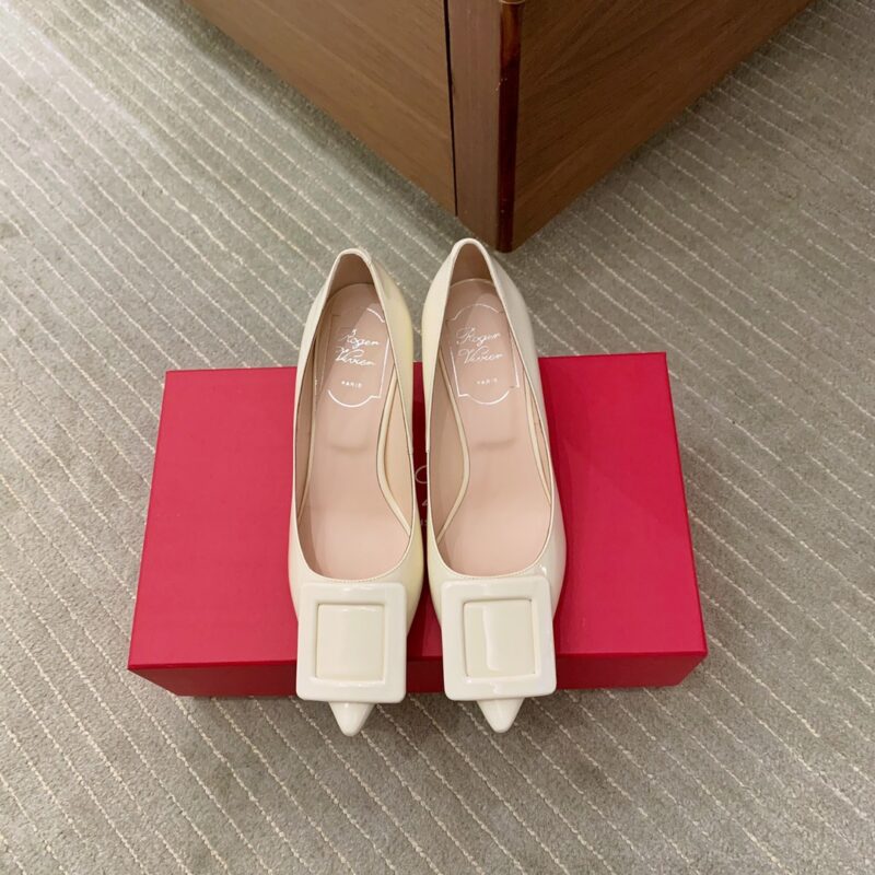 Roger vivier in the Gitr裹皮饰扣漆皮高跟鞋  象牙白