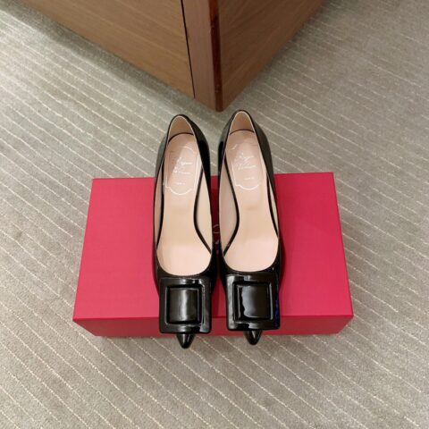 Roger vivier in the Gitr裹皮饰扣漆皮高跟鞋 黑色