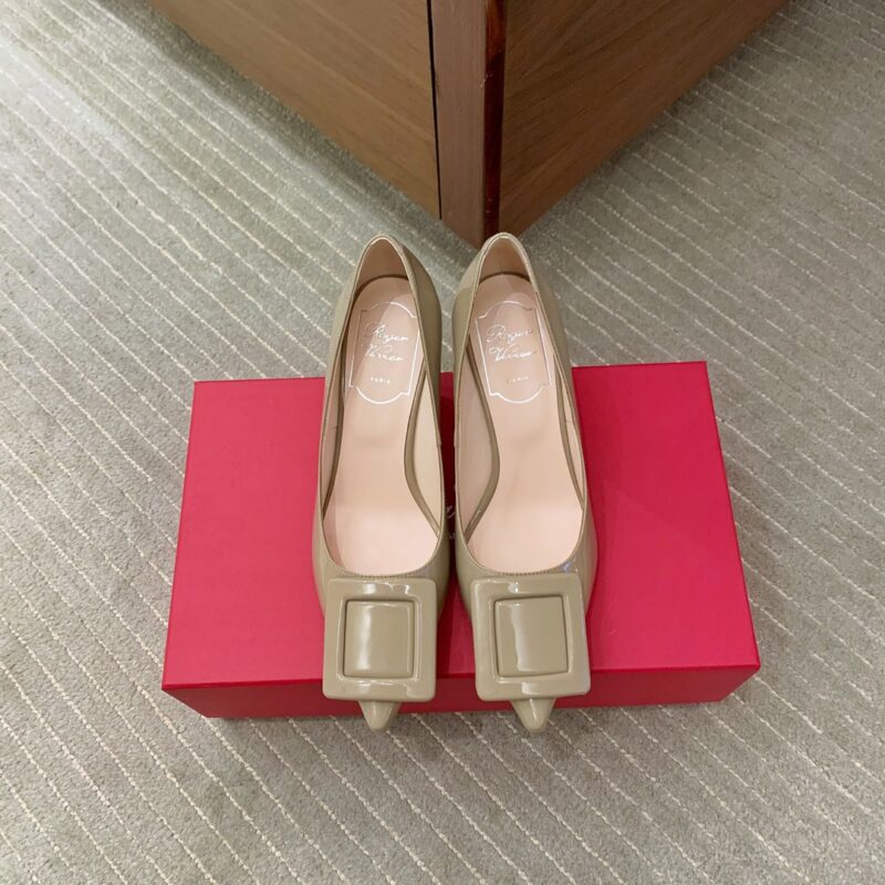 Roger vivier in the Gitr裹皮饰扣漆皮高跟鞋 象牙灰