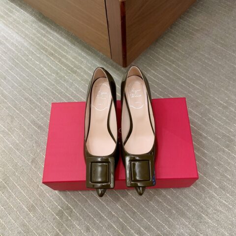Roger vivier in the Gitr裹皮饰扣漆皮高跟鞋 绿豆沙