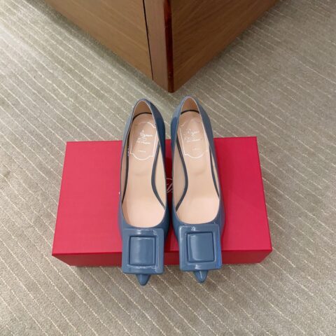 Roger vivier in the Gitr裹皮饰扣漆皮高跟鞋 天蓝色