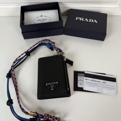 PRADA P家➡️火爆🔥鹿皮革挂绳式卡包和证件夹，型号2MC114